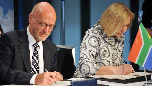 Johanna Wanka, German Federal Minister for Education and Research, and her colleague Derek Hanekom, South African Minister of Science and Technology signing the declaration of a joint research chair.